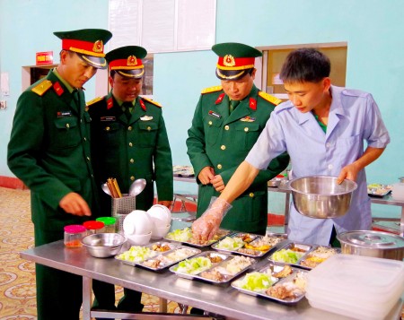 Chỉ huy Lữ đoàn kiểm tra bếp ăn của Tiểu đoàn huấn luyện CSM.