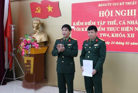 Đại tá Phan Đình Ân, Bí thư Đảng ủy trao Quyết định của  Đảng ủy Quân khu về việc kiện toàn Đảng ủy Cục Kỹ thuật nhiệm kỳ 2015- 2020 cho đồng chí  Thượng tá Hoàng Văn Khá, Trưởng phòng Quân khí Quân khu.