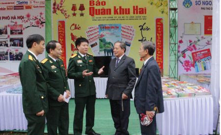 Đại tá Nguyễn Như Bách, Phó Chủ nhiệm Chính trị Quân khu trao đổi với các đại biểu về hoạt động tuyên truyền, xuất bản Báo, Truyền hình Quân khu 2.