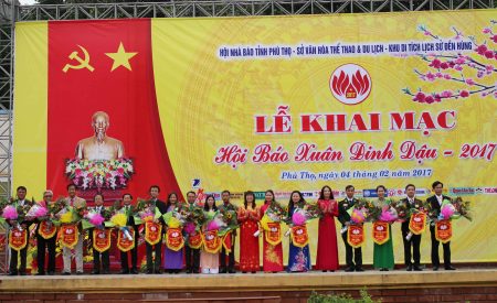 Lãnh đạo Hội Nhà báo tỉnh Phú Thọ tặng hoa và cờ lưu niệm các đơn vị tham gia.