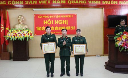 Thừa ủy quyền của Tư lệnh Quân khu, Đại tá Phạm Hồng Quân trao tặng danh hiệu “Đơn vị Tiên tiến” cho Ban Bảo mật và Trạm khách T44 Quân khu.