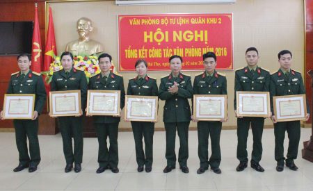 Tặng danh hiệu “Chiến sỹ Thi đua cơ sở” cho các cá nhân hoàn thành xuất sắc nhiệm vụ năm 2016.