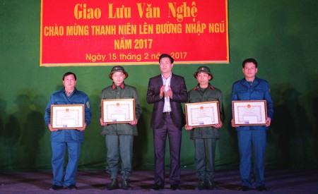 Lãnh đạo huyện Bắc Quang tặng Giấy khen các tập thể, cá nhân có thành tích trong đợt tuyển quân năm 2017.