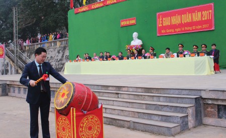 Chủ tịch UBND huyện Bắc Quang (Hà Giang) thực hiện nghi lễ giao quân của huyện năm 2017.