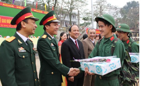 Đại tá Nguyễn Thắng Xuân, Phó Chủ nhiệm Chính trị Quân khu và Chính ủy Bộ CHQS tỉnh Hà Giang cùng các đại biểu động viên thanh niên huyện Bắc Quang lên đường nhập ngũ.