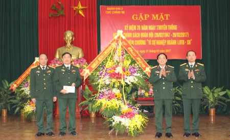 Thủ trưởng Bộ Tư lệnh Quân khu tặng lẵng hoa chúc mừng.