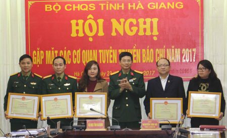 Phó Chính ủy Bộ CHQS tỉnh tặng Giấy khen các cá nhân có nhiều thành tích trong công tác phối hợp tuyên truyền.