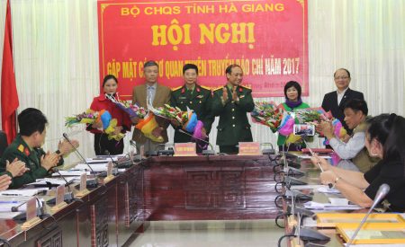 Chính ủy Bộ CHQS tỉnh tặng hoa chúc mừng các cán bộ, PV thường xuyên theo dõi, phối hợp thực hiện công tác tuyên truyền trong 20 năm ra số đầu tiên.