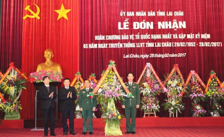 Đồng chí Nguyễn Khắc Chử, Bí thư Tỉnh ủy, Bí thư Đảng ủy Quân sự tỉnh Lai Châu tặng lẵng hoa chúc mừng.