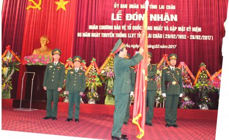 Thừa ủy quyền của Chủ tịch nước, Thiếu tướng Trịnh Văn Quyết gắn Huân chương Bảo vệ Tổ quốc hạng Nhất của Chủ tịch nước lên Quân kỳ của LLVT tỉnh Lai Châu.