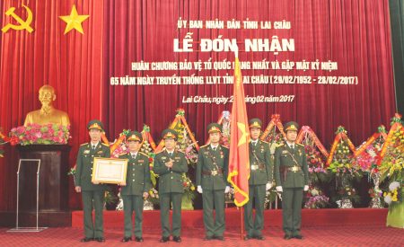 Chính ủy Quân khu trao Huân chương Bảo vệ Tổ quốc hạng Nhất của Chủ tịch nước tặng LLVT tỉnh Lai Châu.