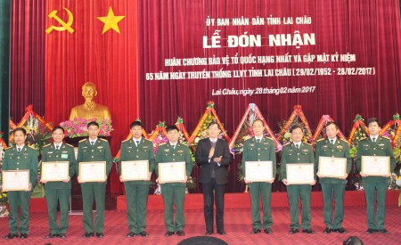 Đồng chí Đỗ Ngọc An, Phó Bí thư Thường trực Tỉnh ủy, Chủ tịch UBND tỉnh Lai Châu tặng Bằng khen các tập thể có nhiều thành tích xây dựng LLVT tỉnh Lai Châu (giai đoạn 2011-2016).