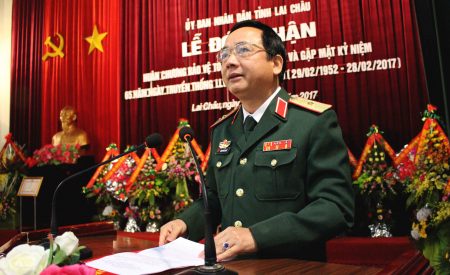 Chính ủy Quân khu phát biểu chúc mừng LLVT tỉnh Lai Châu.
