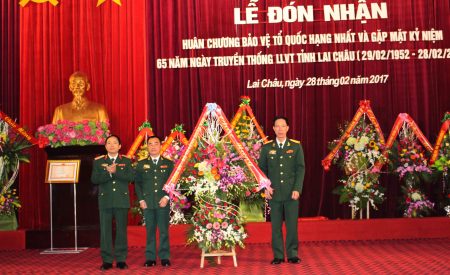 Chính ủy Quân khu tặng lẵng hoa chúc mừng LLVT tỉnh Lai Châu.