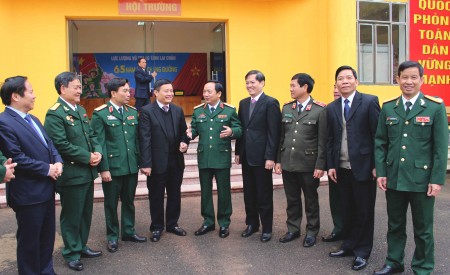 Thiếu tướng Trịnh Văn Quyết, Chính ủy Quân khu trao đổi với các đại biểu về nhiệm vụ xây dựng LLVT địa phương trong tình hình mới.
