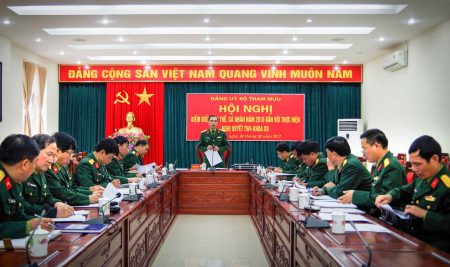  Đại tá Trần Minh Phong, Bí thư Đảng ủy Bộ Tham mưu, Phó Tham mưu trưởng Quân khu chủ trì hội nghị.
