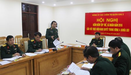 Thiếu tướng Hoàng Hữu Thế, Ủy viên Thường vụ Đảng ủy, Chủ nhiệm Chính trị Quân khu phát biểu tại hội nghị.