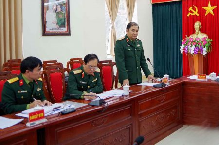 Thiếu tướng Phùng Sĩ Tấn, Phó Bí thư Đảng ủy, Tư lệnh Quân khu phát biểu chỉ đạo.