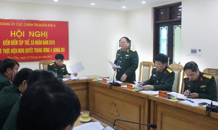 Thiếu tướng Vũ Sơn Hoàng, Phó Chủ nhiệm Quân khu tham luận tại hội nghị.