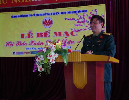 Trung tá Cao Xuân Phú, Phó TBT Báo QK phát biểu rút kinh nghiệm tại hội nghị.