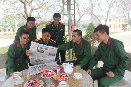 Đại úy Trần Văn Hiến và các chiến sỹ mới đọc báo trong giờ giải lao.