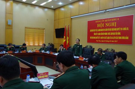 Thiếu tướng Trịnh Văn Quyết, Bí thư Đảng ủy, Chính ủy QK duy trì thảo luận.