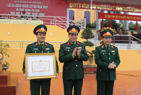 Thiếu tướng Phạm Đức Duyên trao bằng danh hiệu “Đơn vị VMTD năm 2016” của Bộ Quốc phòng cho Bộ CHQS tỉnh Tuyên Quang. 