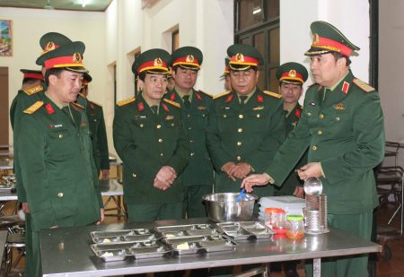 Tư lệnh Quân khu kiểm tra bếp ăn tại Trung tâm huấn luyện của Sư đoàn 355.