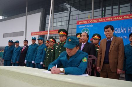 Các đơn vị LLVT TP Vĩnh Yên ký giao ước thi đua.