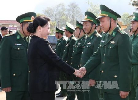 Chủ tịch Quốc hội Nguyễn Thị Kim Ngân đến thăm và tặng quà cán bộ, chiến sĩ Đồn Biên phòng Tây Trang. Ảnh: TTXVN 