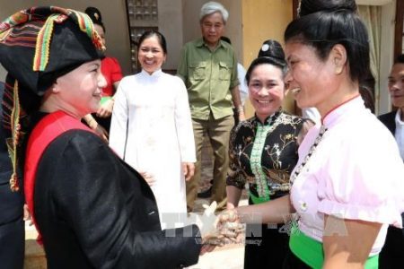 Chủ tịch Quốc hội Nguyễn Thị Kim Ngân với cán bộ và nhân dân xã Noong Hẹt, huyện Điện Biên. Ảnh: TTXVN 