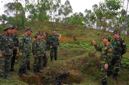 Trung tướng Nguyễn Hồng Hương, Phó Tổng Tham mưu trưởng QĐNDVN kiểm tra huấn luyện chiến thuật chiến sĩ năm thứ hai Trung đoàn 174.