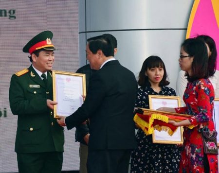  Đồng chí Đoàn Xuân Bộ, Phó tổng biên tập Báo Quân đội nhân dân nhận giải bìa báo Tết đẹp. 