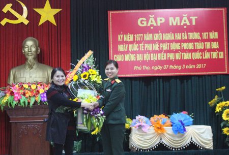 Đại diện Hội LHPN xã Hy Cương và Ban Nữ công Trường Tiểu học Vân Phú, TP Việt Trì, tỉnh Phú Thọ tặng hoa chúc mừng.