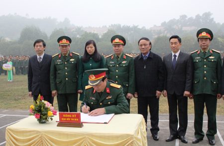 Thủ trưởng Bộ Tư lệnh và Cục Chính trị Quân khu cùng lãnh đạo tỉnh Tuyên Quang chứng kiến các cơ quan, đơn vị ký kết giao ước thi đua.