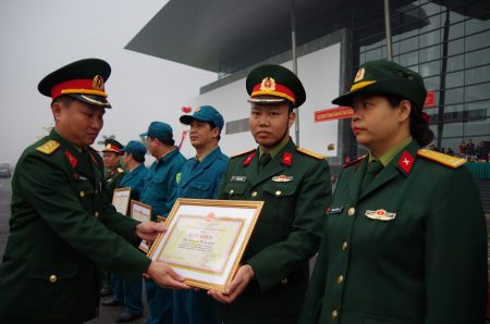 Trung tá Nguyễn Văn Sơn, Chính trị viên Ban CHQS TP Vĩnh Yên trao thưởng cho các cá nhân có thành tích thi đua mừng Đảng, mừng Xuân.