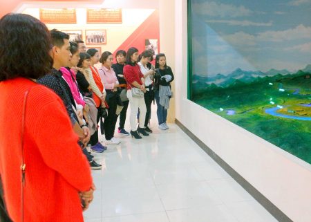 Cán bộ Công đoàn Ban Tuyên giáo Trung ương tham quan sa bàn điện tử Chiến thắng sông Lô tại bảo tàng.