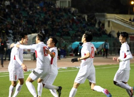 Các cầu thủ ĐT Việt Nam vui mừng sau bàn thắng của Văn Toàn. 