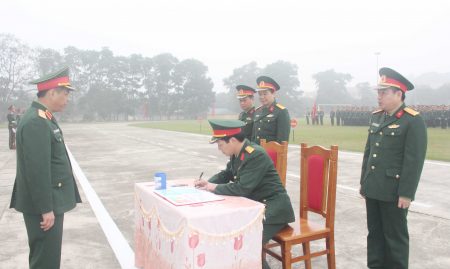 Thiếu tướng Nguyễn Văn Nghĩa, Phó Tư lệnh, TMT Quân khu chứng kiến bốn cơ quan Quân khu ký kết giao giao ước thi đua.
