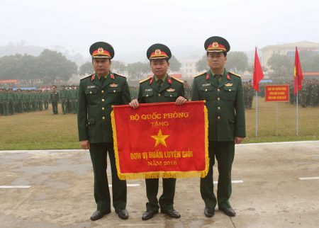 Thừa ủy quyền của Bộ Quốc phòng, đồng chí Tư lệnh Quân khu đã trao Cờ đơn vị huấn luyện giỏi của Bộ Quốc phòng cho Trung đoàn 174.