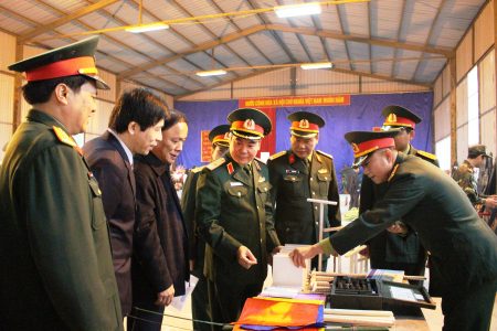 Thiếu tướng Phạm Đức Duyên và lãnh đạo tỉnh Tuyên Quang tham quan trưng bày mô hình học cụ huấn luyện.