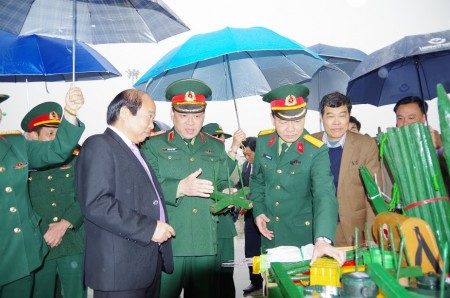 Thiếu tướng Hoàng Ngọc Dũng và lãnh đạo TP Vĩnh Yên tham quan mô hình học cụ.