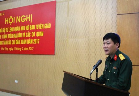 Đại tá Nguyễn Như Bách, Phó Chủ nhiệm Chính trị Quân khu trình bày báo cáo kết quả phối hợp tuyên truyền.
