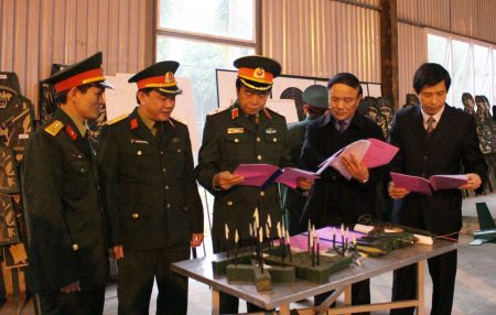 Thiếu tướng Hoàng Hữu Thế kiểm tra giáo án bài giảng chính trị.