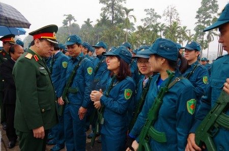 Phó Tư lệnh QK động viên dân quân trong lễ ra quân huấn luyện.