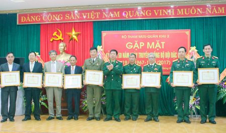 Thiếu tướng Lê Thanh Hà trao kỷ niệm chương tặng 9 cá nhân thuộc Quân khu.