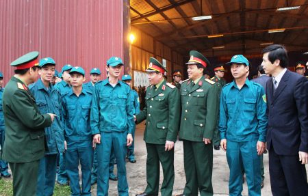 Phó Chính ủy Phạm Đức Duyên và các đồng chí trong Bộ CHQS tỉnh động viên cán bộ, chiến sỹ DQTV thành phố Tuyên Quang thi đua huấn luyện giỏi.
