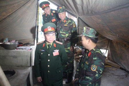 Thiếu tướng Nguyễn Đình Khẩn, Phó Cục trưởng Cục Tác chiến, Bộ TTM kiểm tra công tác bảo đảm hậu cần trong luyện tập ở Quân khu.
