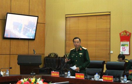 Thiếu tướng Hoàng Hữu Thế, Ủy viên Thường vụ Đảng ủy, Chủ nhiệm Chính trị Quân khu phát biểu tham luận.