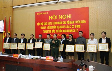 Thủ trưởng Bộ Tư lệnh Quân khu trao bằng khen cho các cá nhân có thành tích xuất sắc trong công tác phối hợp tuyên truyền.